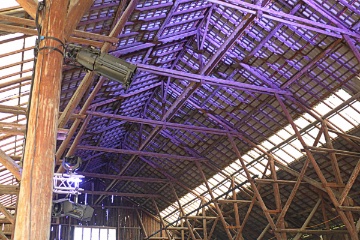 Die alte Dachkonstruktion des Depots beeindruckt