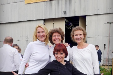 Sisters: Rita, Brigitte, Doris (v.l.n.r.) vorne Sngerin Dominique Lthi