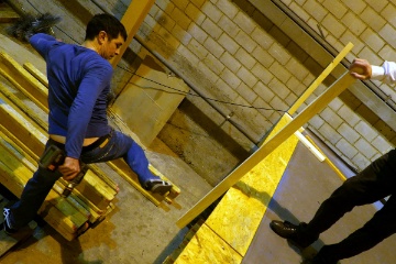 Demontage der Sicherheitsabschrankungen hinter der Bhne im Bruce Lee Stil, Nicolas Regez.