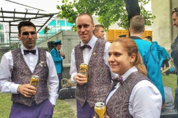 Nach dem Wettbewerb endlich ein Bier: Pascal, Thomas, Bettina