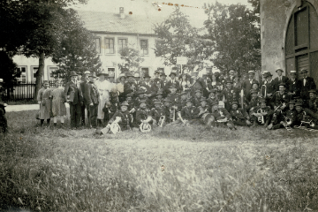 1898 - Verein bei einem Ausflug ins Elsass mit der neuen Uniform