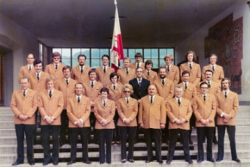 1973 - Auf der Treppe zum Primarturnhalle in der 1971 angeschafften Cognac-Uniform, mit Pius Kissling