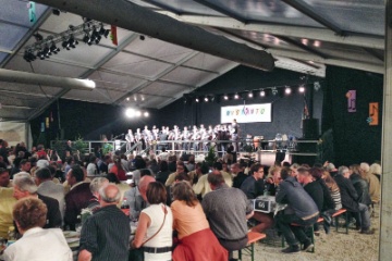 Die Mannen des  �Choeur des Armaillis de la Gruy�re�  hatten einen schweren Stand im lauten Festzelt.