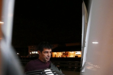 Nicolas Regez mit einem Stapel der 345 St�hle
