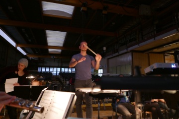 Andrin H�ltschi muss Film, Hauptdarsteller und das Orchester synchron halten, nichts f�r schwache Nerven :-)