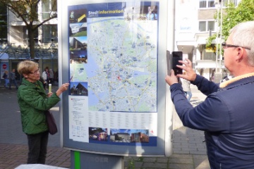 Stadtf�hrung mit Frau Lehrer. Christa Morgensterns Stil war etwas unterk�hlt aber kompetent.