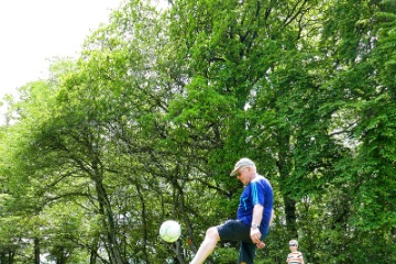 Oldstarfussballer Rolf macht es vor...