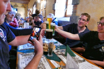 Neben Bier (was den sonst) gibt es einen "Teller des Metzgermeisters" (b�hmische Wurstsorten), einen B�hmischen Teller (Kassler Schweinsbraten, 2 Sorten Kraut und zwei Sorten Kn�del) sowie einen Apfelstrudel mit Vanillesauce als Dessert.