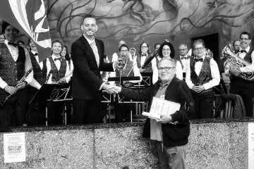 Wolfgang Buchmann von Music&friends (dem Organisator) bedankt sich bei Andrin H�ltschi.