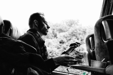 Unterwegs wird gearbeitet. Andrin studiert seine Partituren.