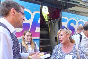 Unsere Reisef�hrerin wird von unserem Preesi Christian verabschiedet.