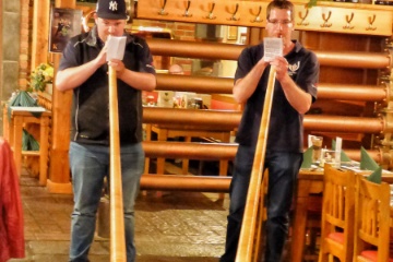 Das Alphornst�ndeli von Christian und Lukas kommt �beraus gut an.