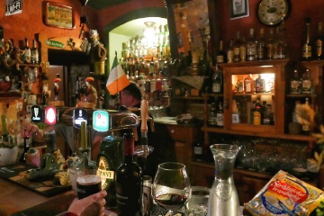 ... und landen in einem PUB, welches als einziges Lokal noch offen war.