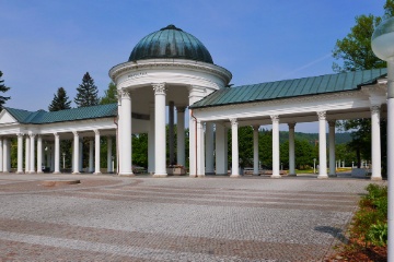 Kolonnaden-Eingangsportal