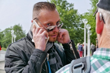 Andrin am organisieren von Pauken f�r unser Konzert.