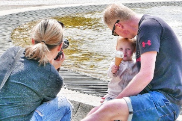 Eigentlich wollte die Mama ein Papi-Tochterfoto machen, doch die Kleine war ganz auf mich fokusiert - h�rzig.