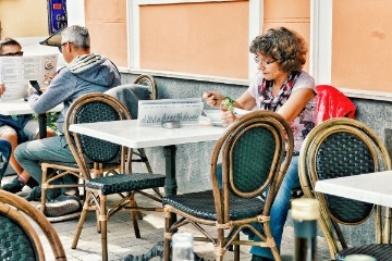 Brigitte suchte einen rauchfreien Platz in der Strassenbeiz.