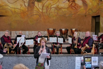 Das Brassensemble "Brass Ensemble 6+" (ebenfalls aus dem Baselbiet) unter Kurt Felber war die zweite Formation die auftrat. Mit B�hmischen Kl�ngen hatte sie das Publiukum hinter sich.