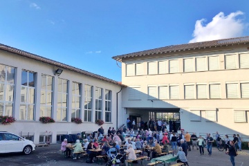 P�nktlich zum Grill & Chill kam die Sonne wieder hervor. Leider war dies am Konzert noch nicht der Fall und das Konzert musste kurzfristig in die Primarturnhalle verlegt werden.