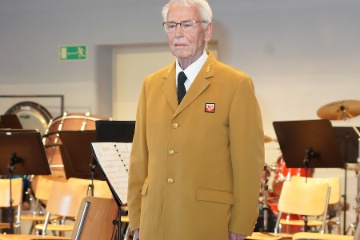 1971 wurde wieder eine neue Uniform angeschafft, diesmal in den Farben Cognac und Schwarz. Zudem wurde erstmals auf einen Hut verzichtet. In der Uniform steckt das ehemalige Aktivmitglied und Hornist Paul Kaufmann.