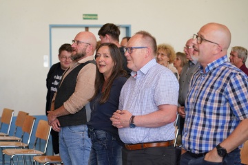 GR Roland Schmitter, Robert Bsiger (mit LAP, Angelika van der Wolk) und Brgergemeindeprsident Christoph Tschan singen mit. (v.l.)