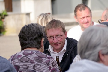 Gemeindeprsident und Modell Peter Buser im Gesprch mit Rita Hartel.