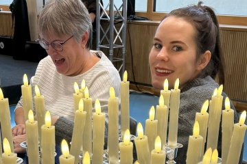 Zu einem echten Dinner gehrt doch Kerzenlicht - oder, Chantal und Muriel?