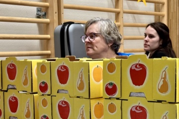 Eine Wand voll Fr�chte und dahinter die "Tombolamacherinnen"  Presi Chantal mit Tochter Muriel Spiess