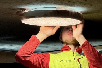 Andri Wyssen dimmt das Licht f�r die Bar