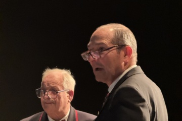 Rechts: Bernhard Zollinger. Er �berbringt als Veteranenobmann des Musikverbands Beider Basel (MVBB) den CISM-Pl�mper und das Diplom.
