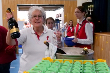 Christa Bausinger rangierte den Cupliwagen durch die Reihen