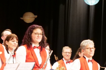 Hinter Carol Schaffner schwebt der Saturn in einer Dekoausf�hrung