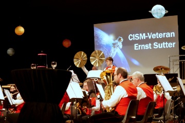 Am Ende des ersten Konzertteils wird der 3.te CISM-Vereran in der Vereinsgeschichte - Ernst Sutter - geehrt.