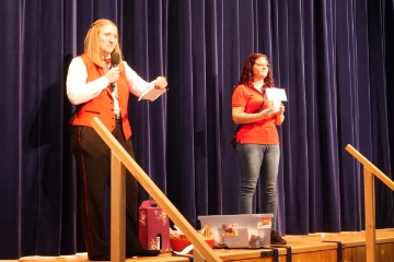 Wettbewerbsaufl�sung: Anna Wyler und Carol Schwarzenbach verlosen die Preise