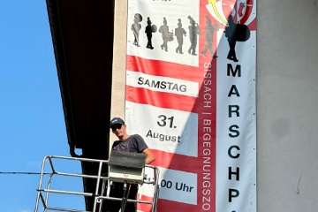 Raphael Rudin und das grosse Werbebanner in der Begegnungszone