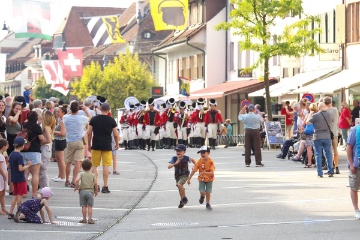 Die Grenadiermusik Zrich im Anmarsch