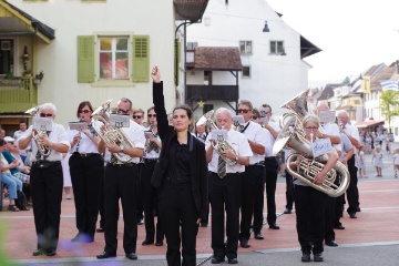 MV Tenniken mit dem Blasmusikensemble Lufelfingen und der Dirigentin Maria Zumbrunn