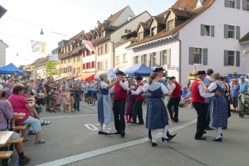 Die Trachtengruppe Sissach wurde von der Wurst und Brotmusig begleitet