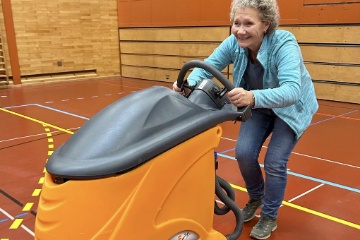 Den Boden aufwaschen geht heute einfacher... Doris Kron scheint es Spass zu machen.