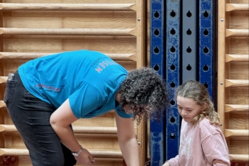 Diie Eventtechniktr�ger sind aus Aluminium und modular. Die Verbindunsbolzen werden hier vom Mami Jeanine ausgeschlagen, die Tochter Milena lernt mit.