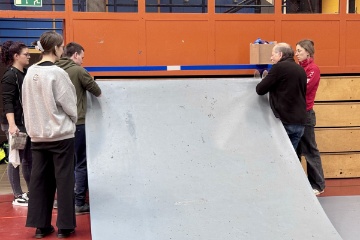 Die Itinger lehnten uns ebenfalls Abeckmatarial f�r den Hallenboden aus. Diese Aparatur ist mindestens zwei Generationen weiter als das Sissacher Pendant.
