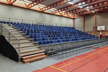 391 Sitzpl�tze fasst die eingebaute Trib�ne