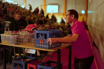 Die mobilen Trinken-Verkaufsstellen waren bis kurz vor Showbeginn unterwegs