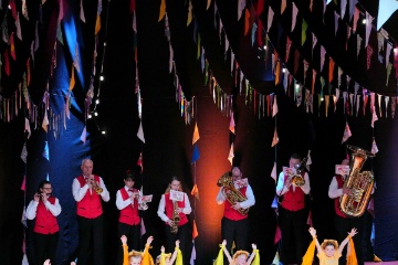 Das Ensemble "Siebensprung" des MV Sissach begleitet das KiTu: v.l.: Katharina H�felfinger (Piccolo); Stefan V�gtli, Silvia Kr�ttli (Trompete), Linda Stocker (Saxophon), Max Noffke (Euphonium), Lukas B�rgin (Tuba)