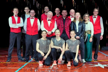 Das OK des Cirque de Sissach: v.l.:  Hinten: Philipp Buser (Technik), Mathias Neidhart (Finanzen), Raphael Furter (Bau) Lukas B�rgin (Bau)  2. Reihe: Tim L�thi (PR), Max Noffke (Drehbuch Musik), J�rg Schneider (PR), David F�rer (OK-Pr�sident), Manuela Scheidegger (Personal), Christine Z�rcher (B�hnenbild, Manege), Christian H�felfinger (Sicherheit)  1. Reihe: Rajah Ginzel (Dekoration), Livia H�berli (Dekoration), Laura Schnetzler (Rahmenprogramm)  Es fehlen Martin Hauswirth (Wirtschaft), Rolf Cleis (Programmheft TV), Leonardo Amsler (Technik), Daniel Senn (Wirtschaft), Muriel Spiess (Bar), Stefan Wolf (OK-B�ro / Fotograf), Felix Gisler (Sponsorenap�ro), Anna Wyler (Programmheft MVS)