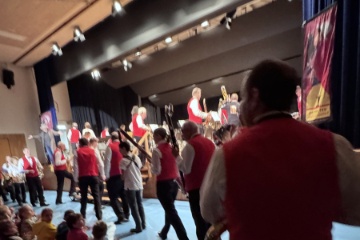 Das Orchester ist unterwegs auf die B�hne...