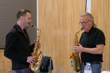 Die beiden Herren m�ssen keine Instrumente ausprobieren - sie beherrschen ihr Instrument als Lehrer der RMS perfekt.