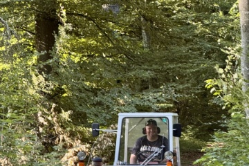 Lukas B�rgin f�hrt das Cathering des "Zvierihalts" mit seinem Offroader zum Reussli