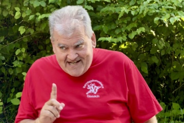 Felix "F�tze" Gisler erkl�rt im trad. Banntags-T-Shirt was es mit Suppe und Spatz auf sich hat und wie der "Grillabend" abl�uft
