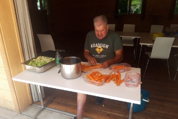 Am trad. Grillabend gabe es f�r ein mal keine Griladen sondern das originale Banntagsmen� "Suppe mit Spatz"